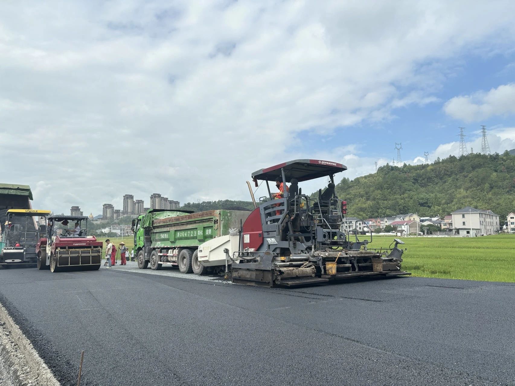 320國(guó)道3標(biāo)段順利完成A匝道瀝青路面鋪筑